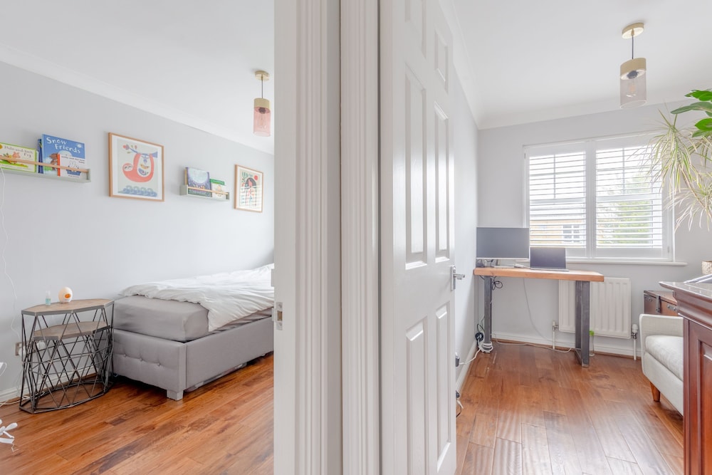 Serene and Spacious 2 Bedroom House in South Wimbledon