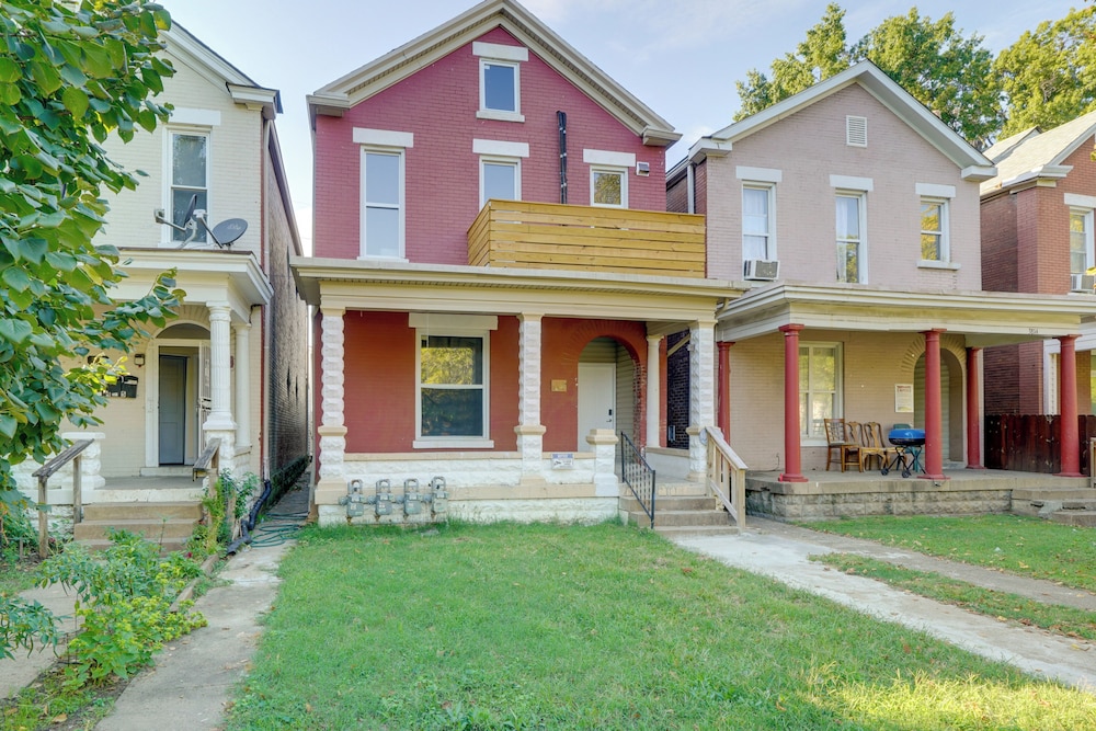 Walk to Churchill Downs: Central Louisville Home!