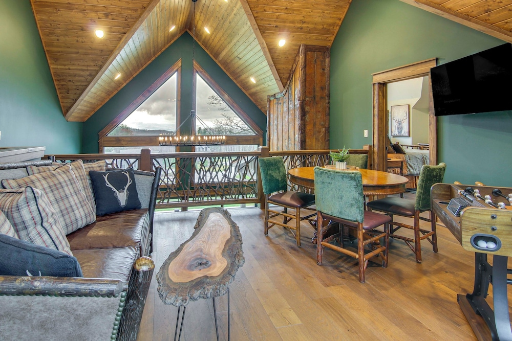 Sip on Deck & Enjoy Views! Mtn Lodge in Glenville