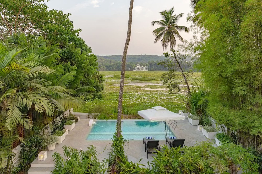 Loto Bianco by Hireavilla -4br w Pvt Pool Siolim