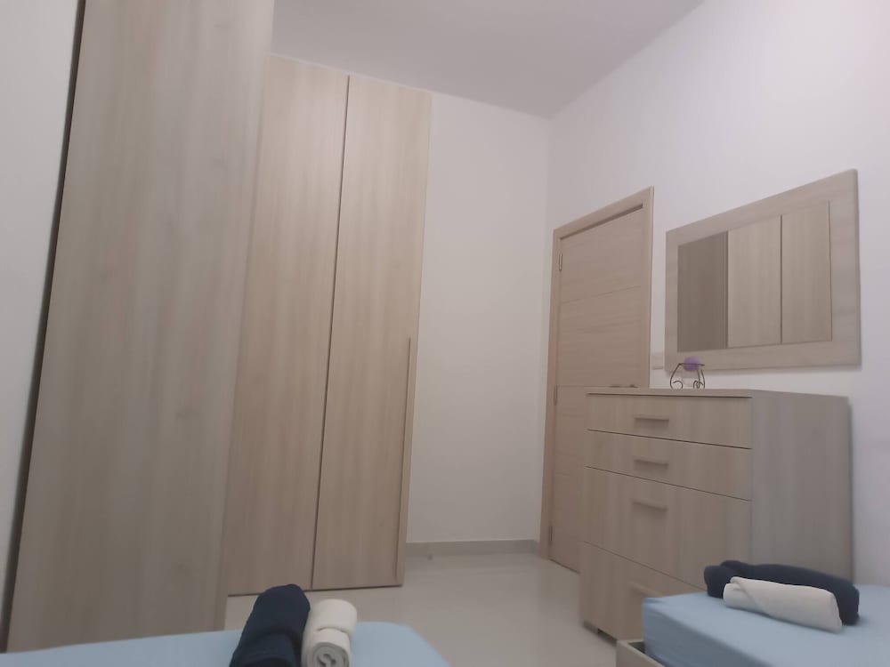 Seaside Stylish and Spacious 2-bedroom Apartment