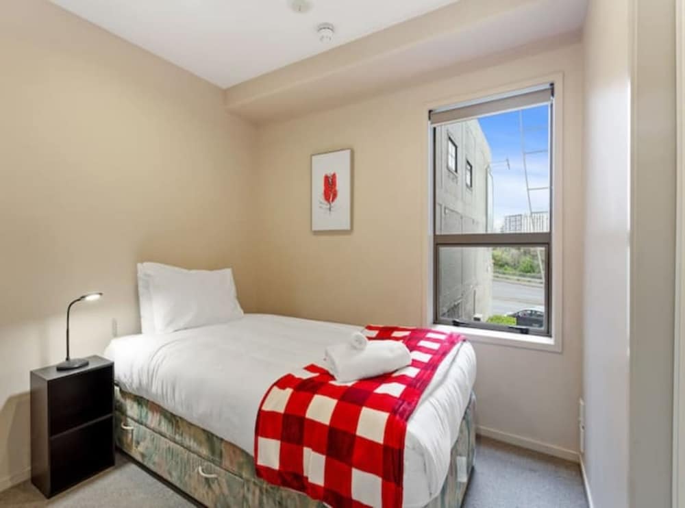 Uptown Two Bedroom Apartment With The Essentials photo 3