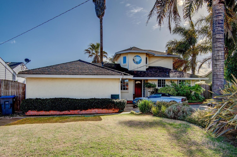 4 Br Waterfront , Private Beach 4 Bedroom Home by RedAwning