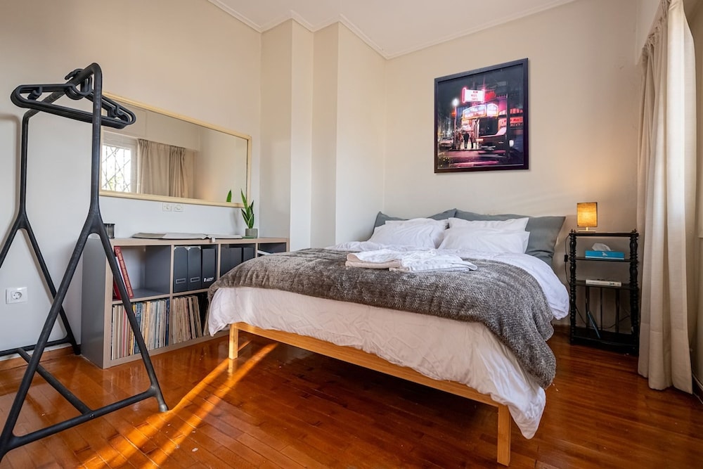 Chic 2BR Bright Penthouse With Open Wood Staircase