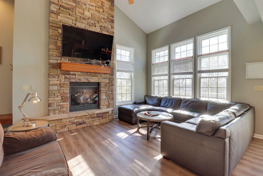 Hot Tub & Community Perks: Big Boulder Lake Escape