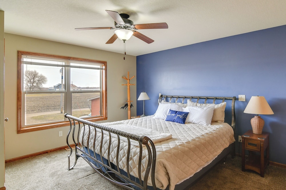 6 Mi to Dtwn Pella: Riverfront Cabin w/ Game Room!