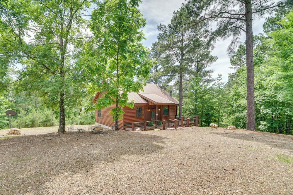 Cabin w/ Hot Tub & Deck: 5 Mi to Broken Bow Lake view 3
