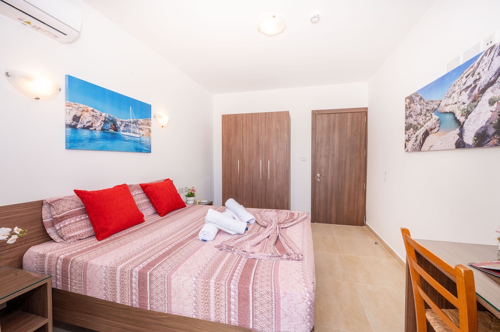 Sea Bliss 1 Bedroom Apartments by Getawaysmalta photo 2