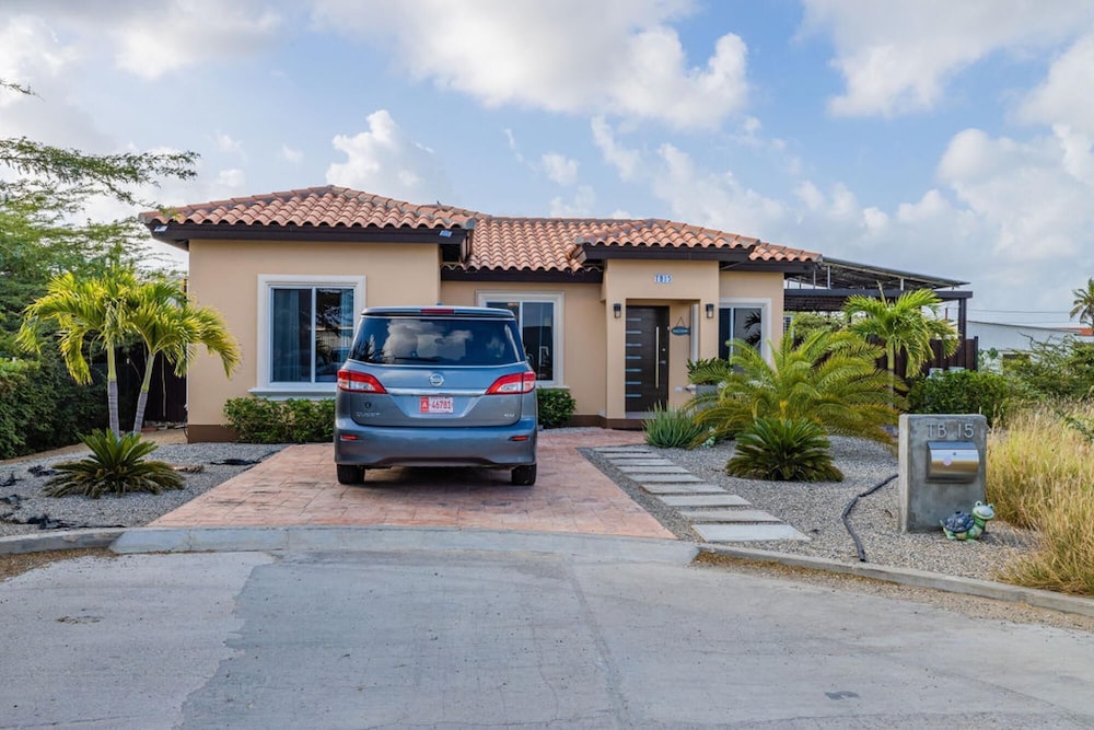 3BR Villa Central Location Private Pool Patio