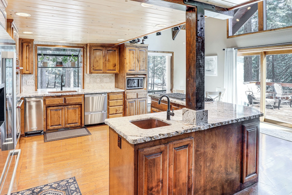 Spacious Retreat w/ Backyard: 1 Mi to Lake Almanor view 5