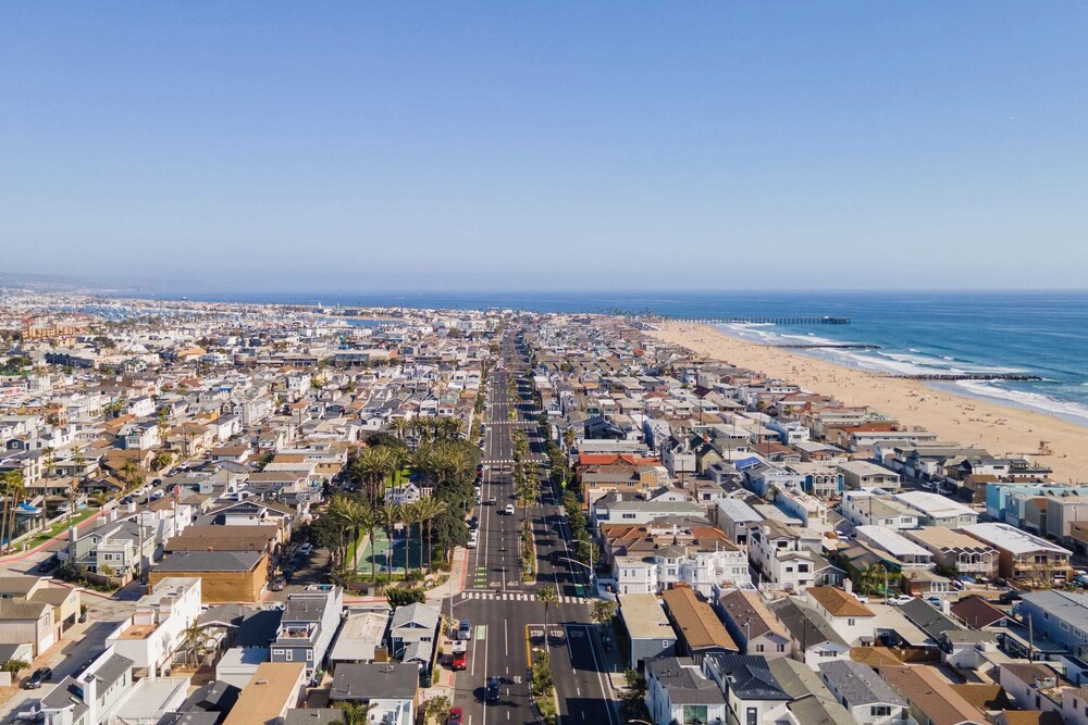 Steps to Sand! 2 Homes in 1 Sleeps 19, Outdoor Space, Walk to Shops & Dining