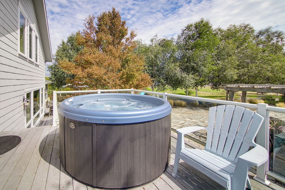 Steps to Beach: Home w/ Hot Tub in Oak Harbor!