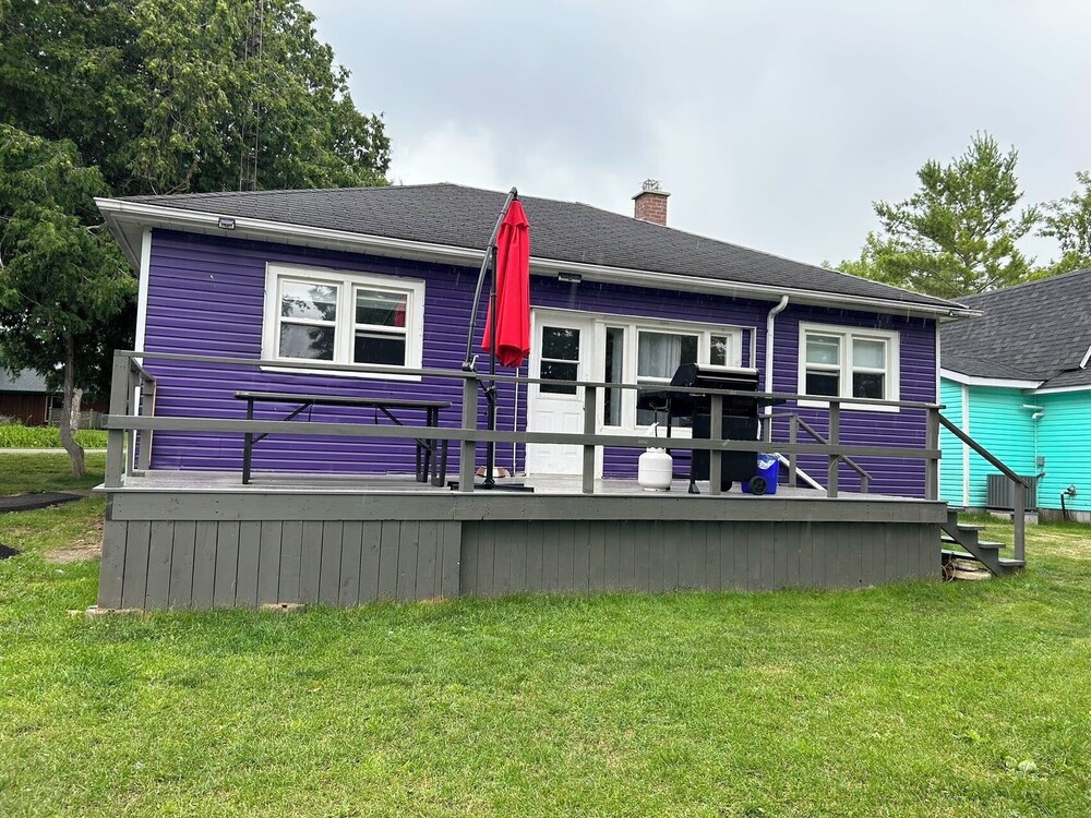Myriad Fins Cottage and Marina