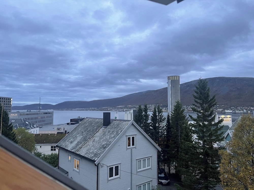 Arctic Skyview Retreat in Tromso - With Parking