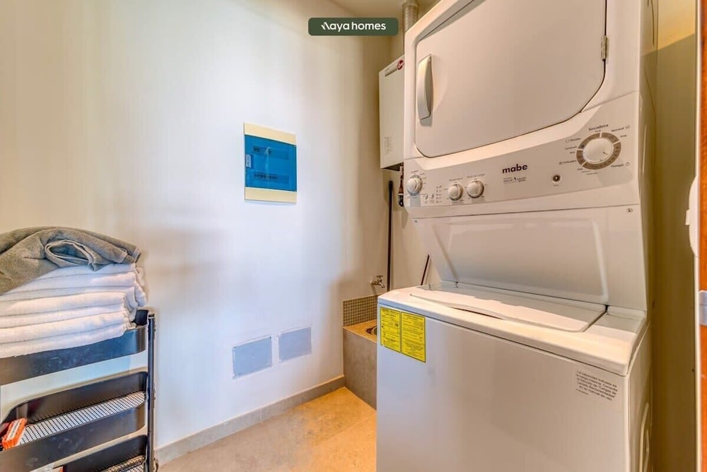 Luxurious 3BR Condo Right Next to the Beach - King