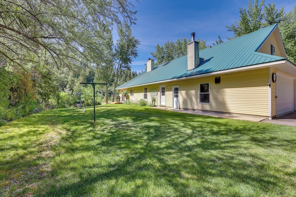 Riverfront & Lake Retreat: 17 Mi to Lucky Peak!