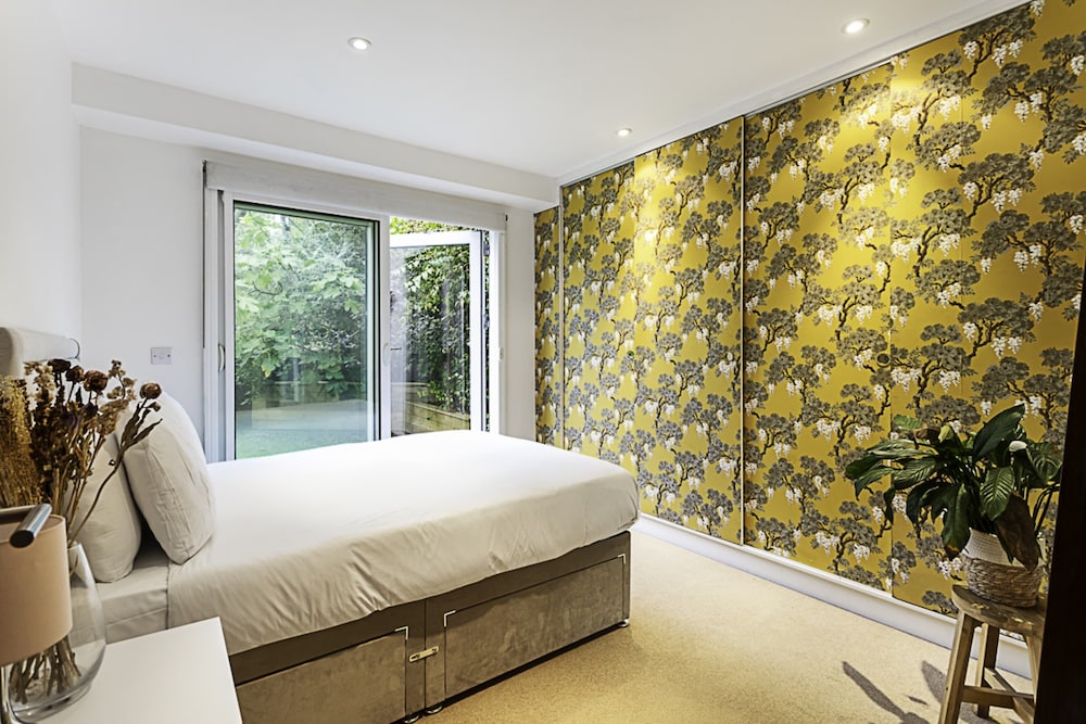 3 Bed Luxury Penthouse in Shoreditch view 2