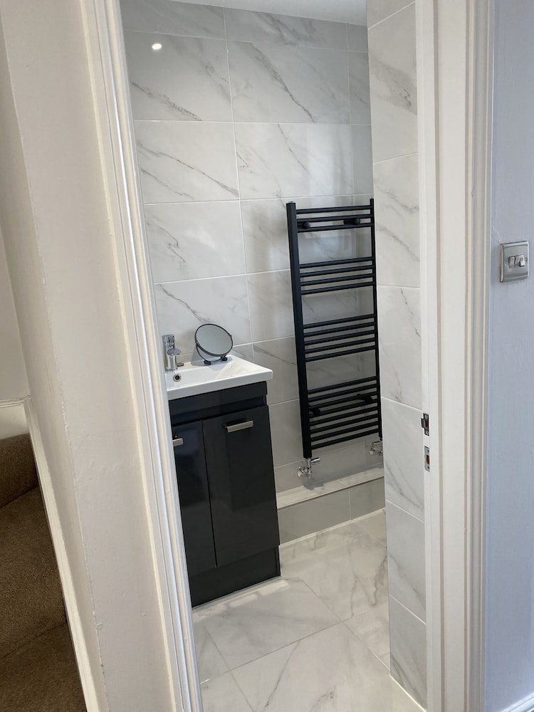Beautiful Stunning Peaceful 6-bed Showhome Eco Uk view 4