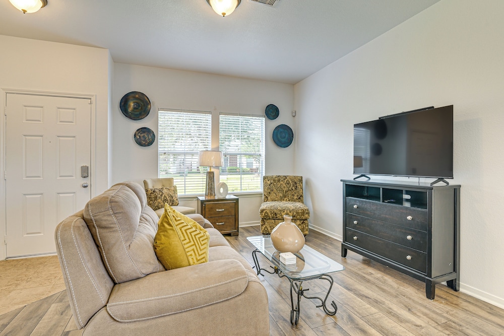 < 1 Block to Park: Family-friendly Houston Home!