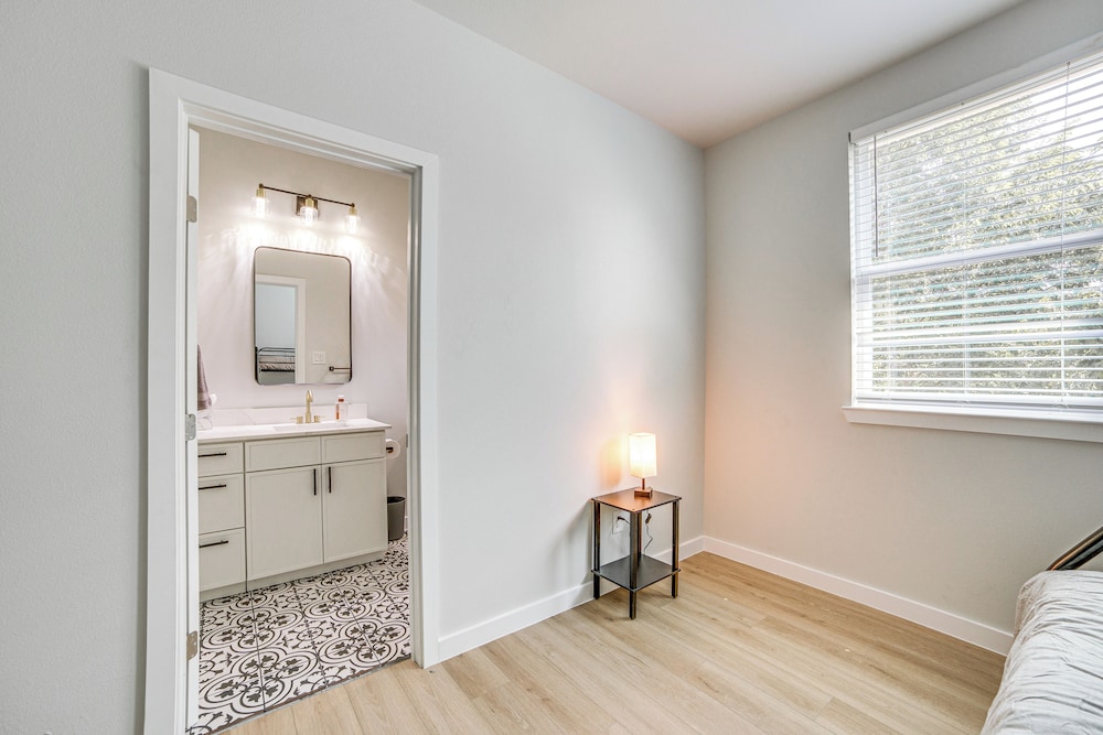 3 Mi to Dtwn Dallas: Pet-friendly Retreat w/ Yard