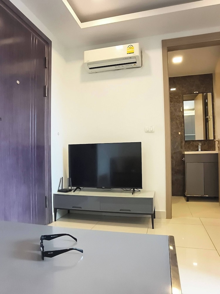 Luxurious Pattaya Apartment With Pool Access