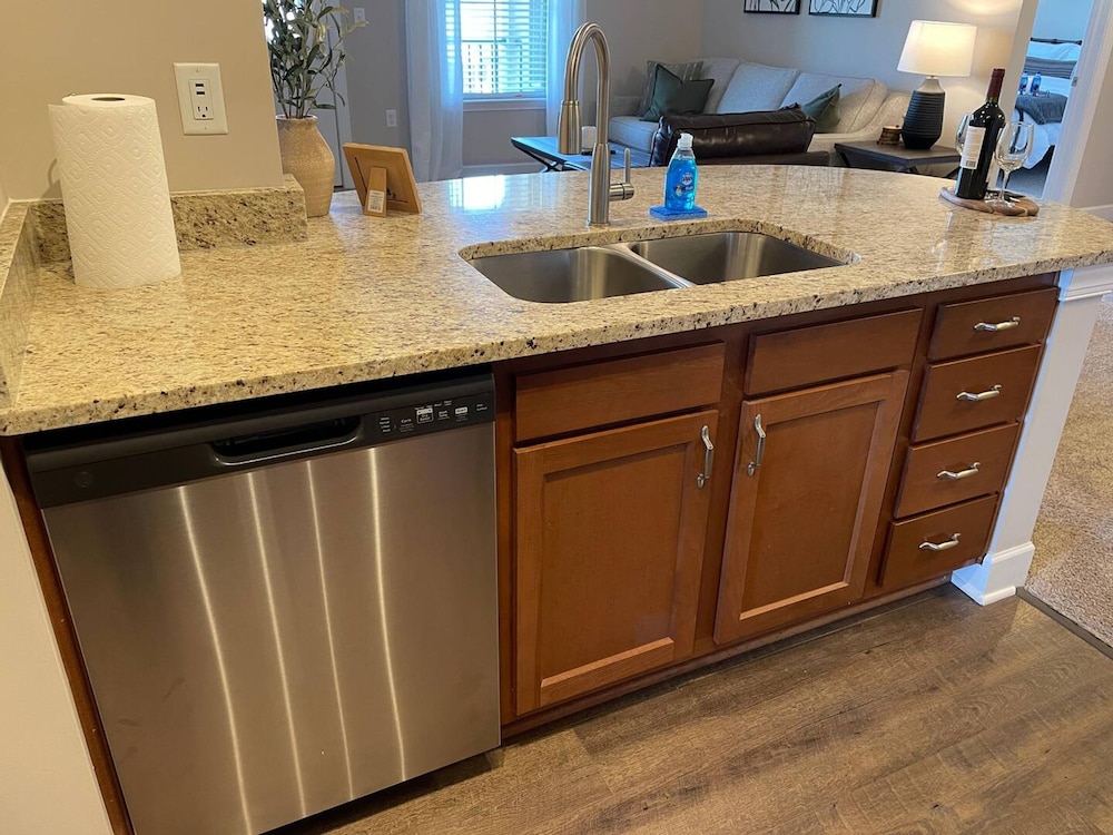 Peaceful Polaris Penthouse 2BR W D Balcony