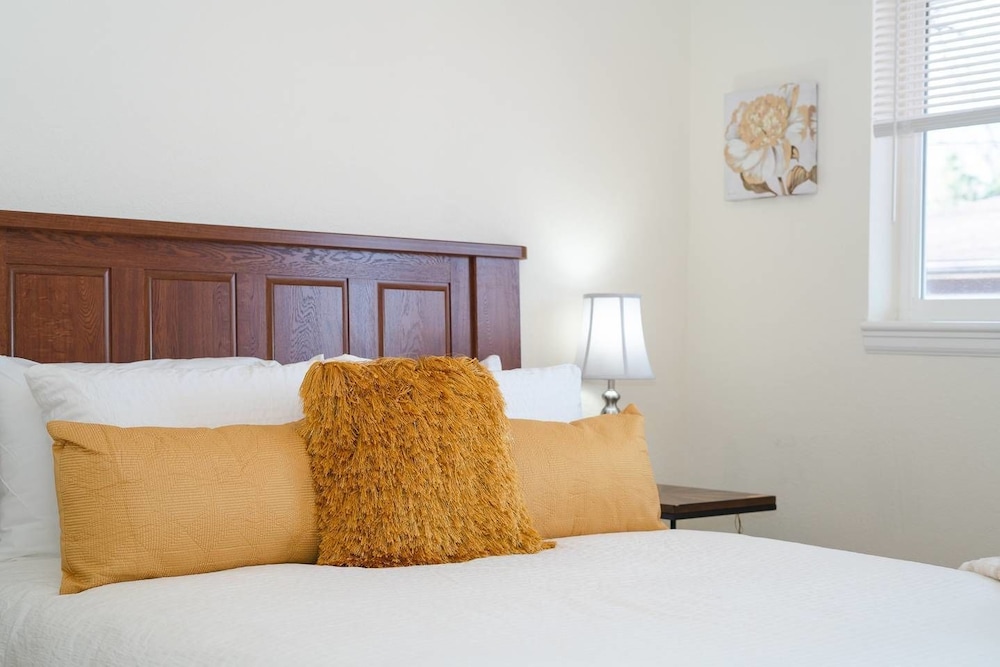 The Meadowlark Manor Spacious Backyard  Hot Tub - Property Image 31