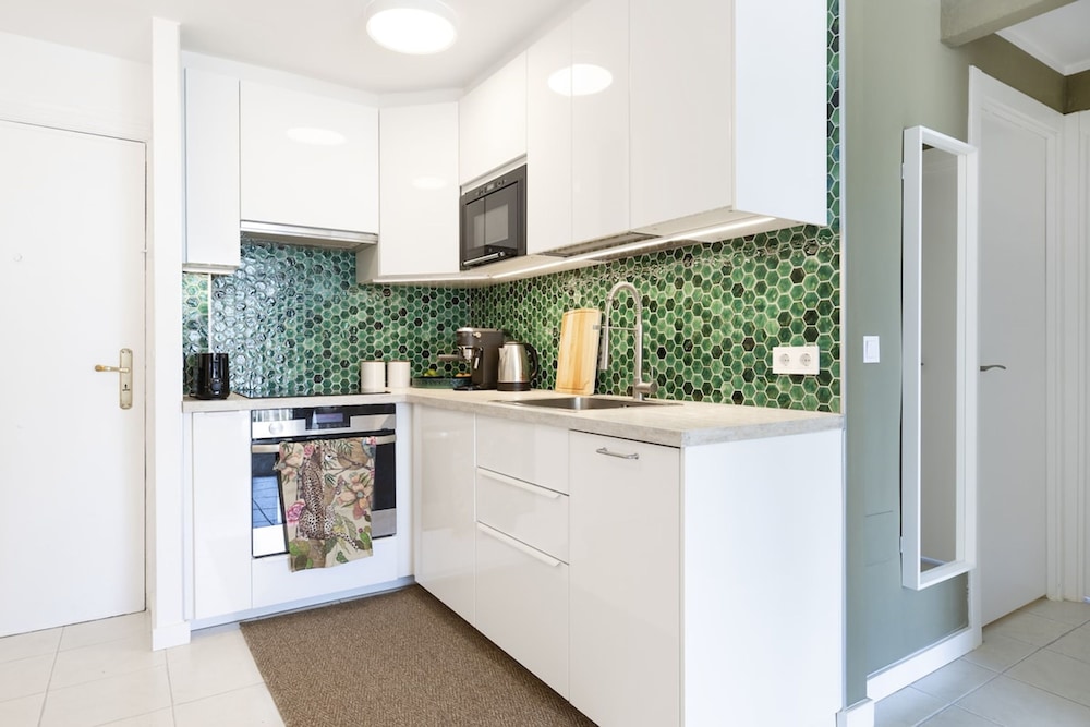 Central Apartment With Seaview Terrace and Pool