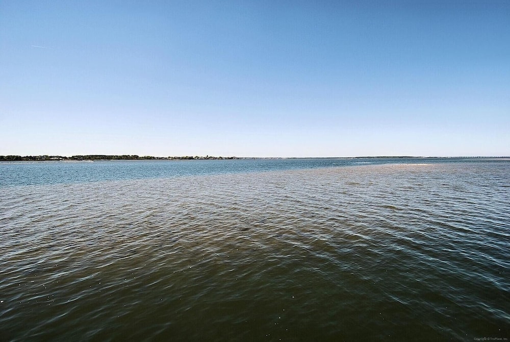 Harbour Island 403l 2 Bedroom Condo by RedAwning