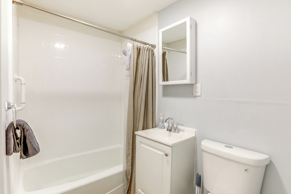 3 Mi to Dtwn: Home w/ Yard in Newark