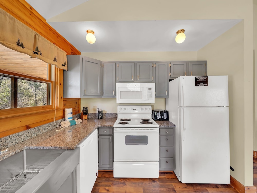 Greenbrier Woods 2 Bedroom Cabin