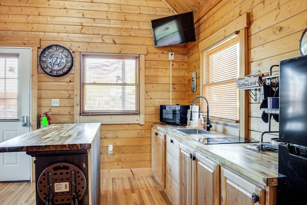 Fire Pit + Pool Access: Cozy Cabin in Sevierville!