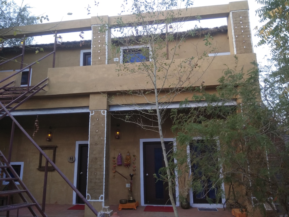 Umaid Safaris & Desert Lodge