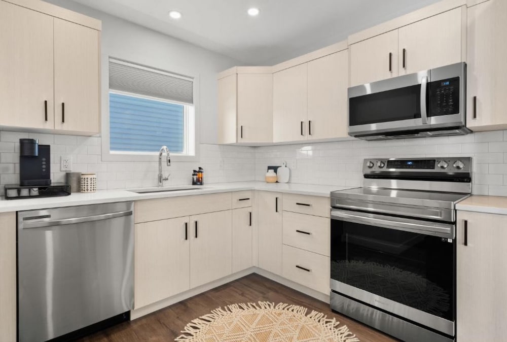 Castle View No Service Fees Kitchen 55 TV