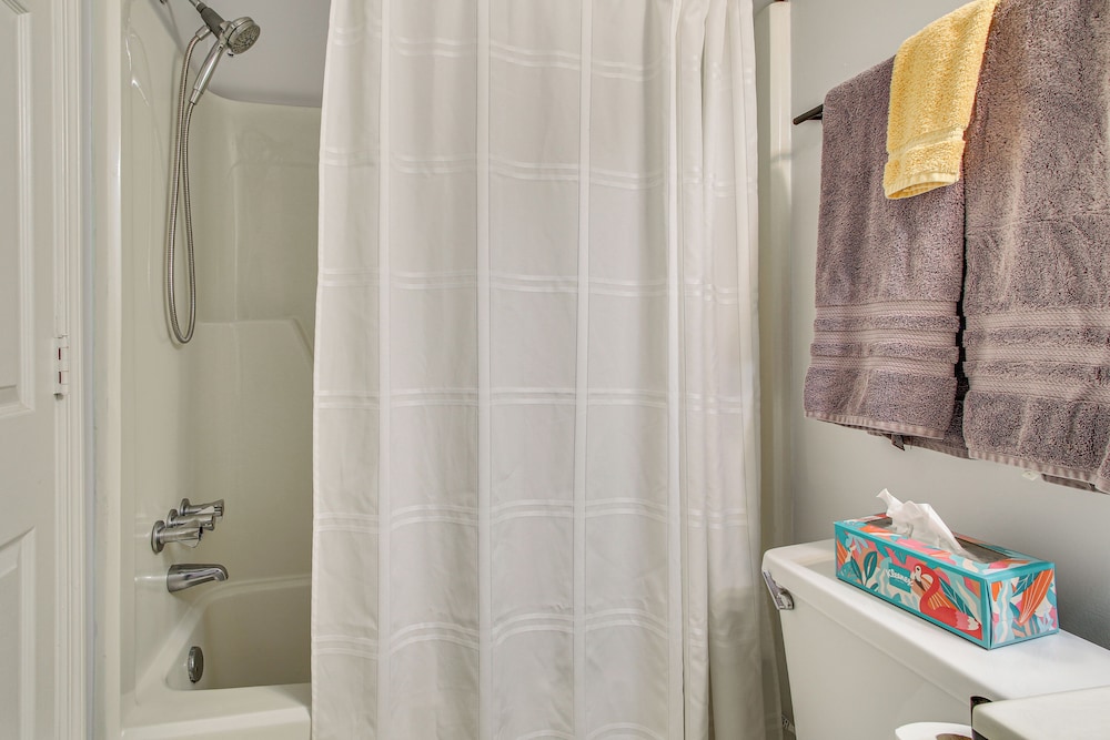 3 Mi to Marina: Quiet Getaway w/ Deck in Lexington