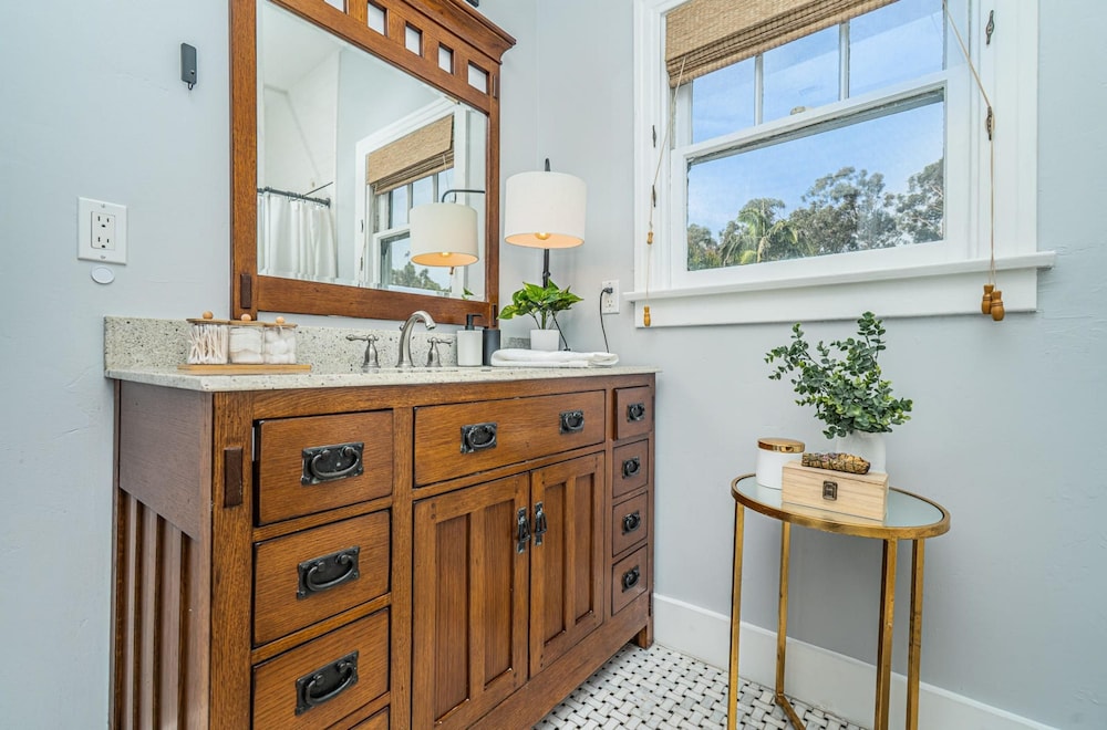 Spacious 5 BR Near Heart of South Park