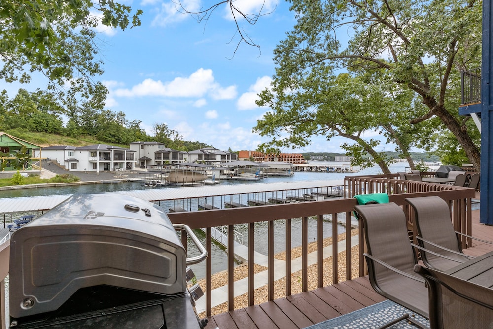 Our Cove Retreat - Perfect for Wave-free Swimming, Tanning & Prime Location Fun!