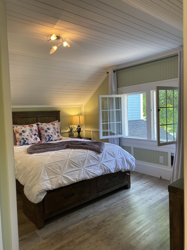Kelowna Bed & Breakfast (CHATHAM HOUSE)
