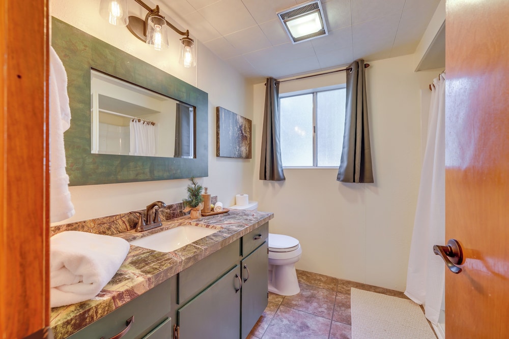 13 Mi to Skiing: Long Barn Family Cabin