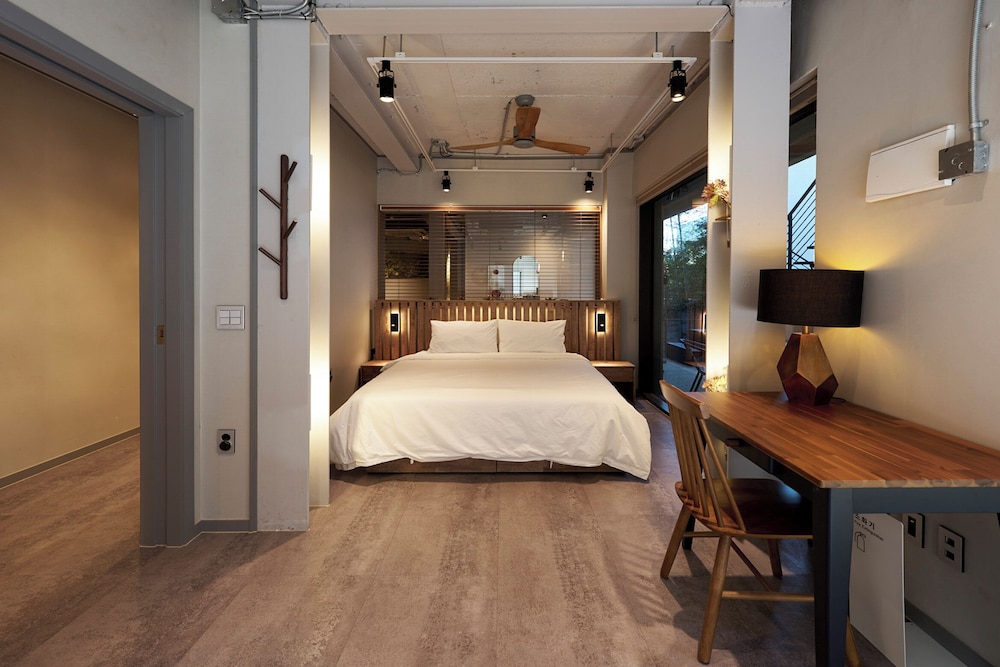 L9 Tailor Serviced Home near Hongik Univ
