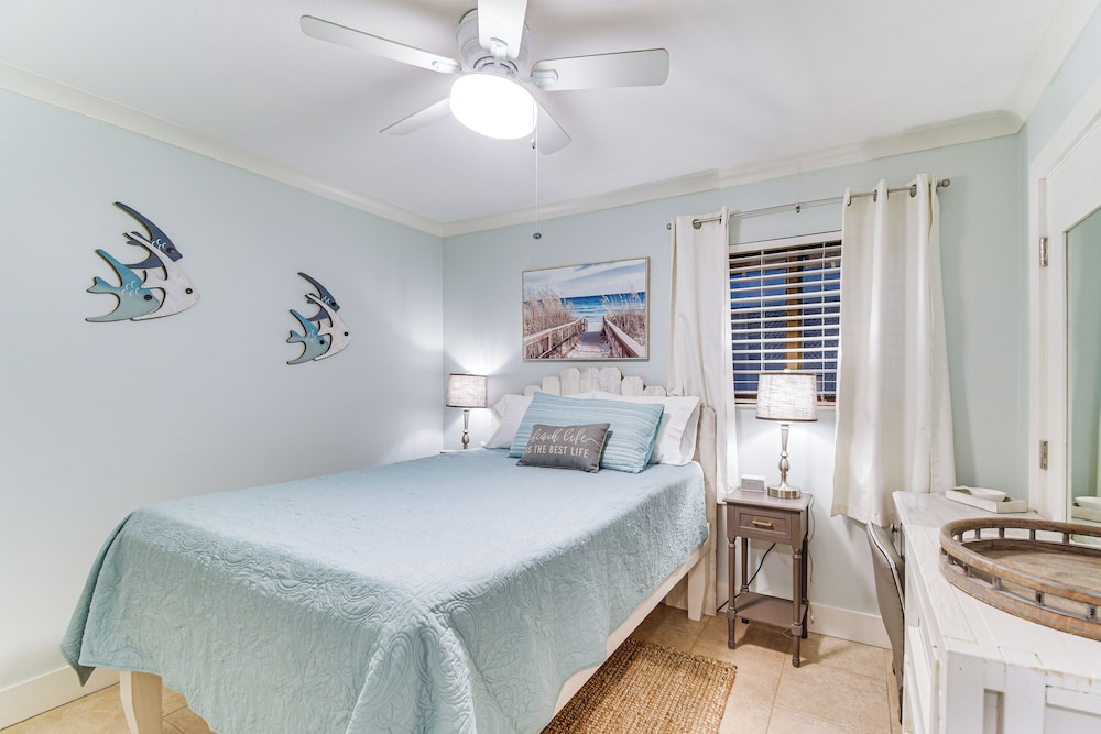 Beachfront Abode w/ Pool Access in Gulf Shores!