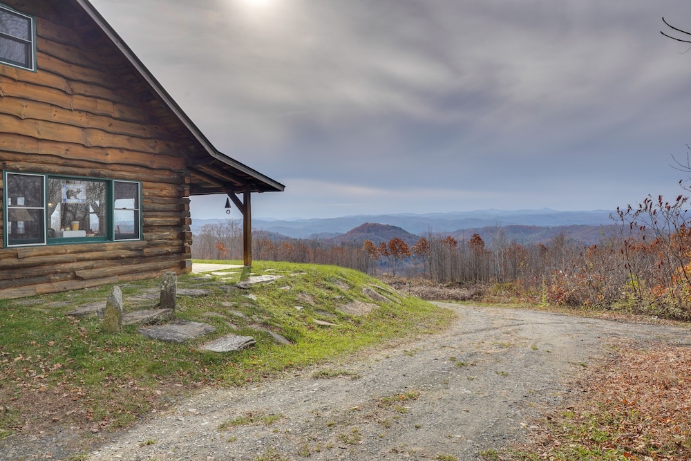 Remote Escape: Vermont Cabin w/ Mountaintop Views!