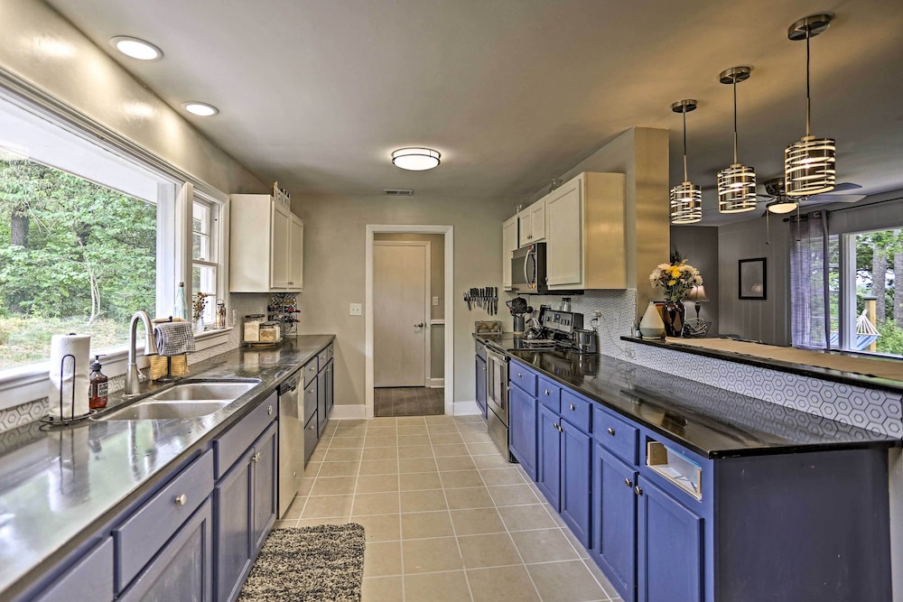 Family-friendly Escape ~ 6 Mi to City Center!