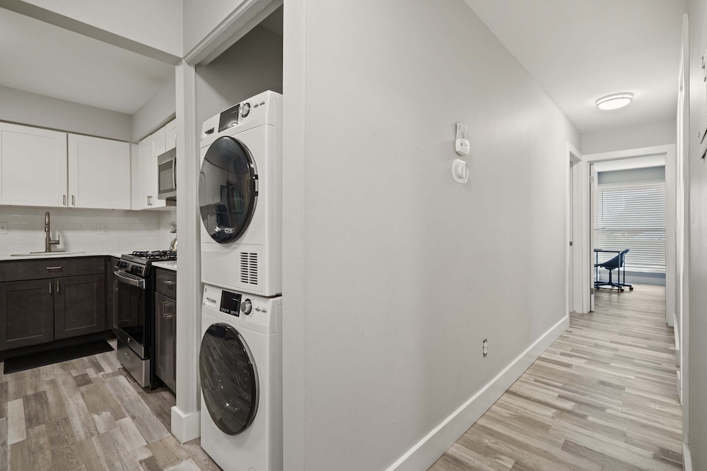 Beautiful 2BR 2BA Apartment With Modern Design