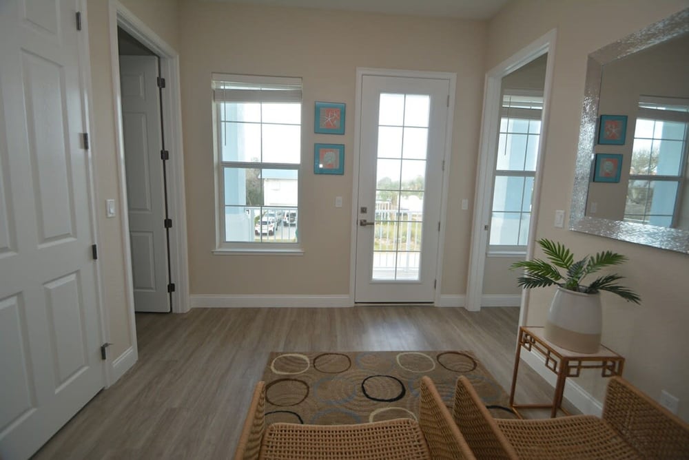 Beach Front 5 bed 4 Bath Luxury House Hot Tub Fenced Yard Pets Welcome