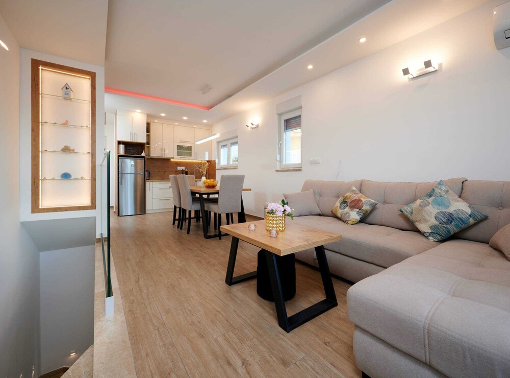 Exclusive Okrug Gornji Apartment With Shared Pool