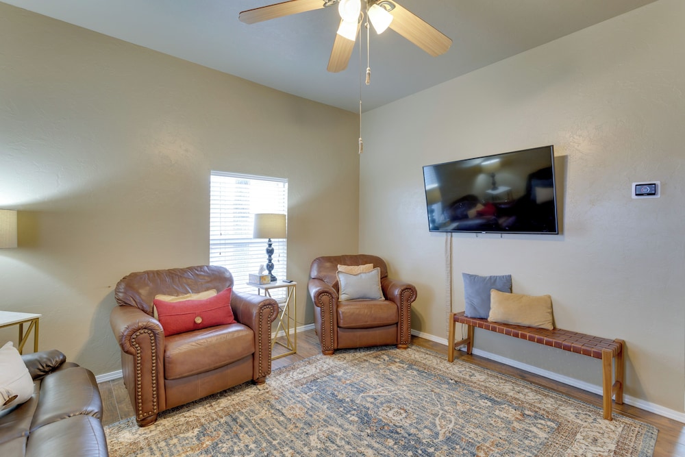 Apartment Half-mi to Downtown Guthrie!