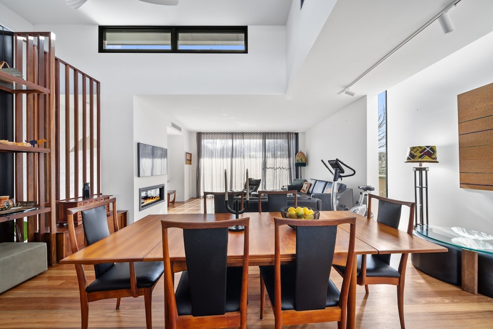 Luxurious 2-bed: Pool, Lift, Dining