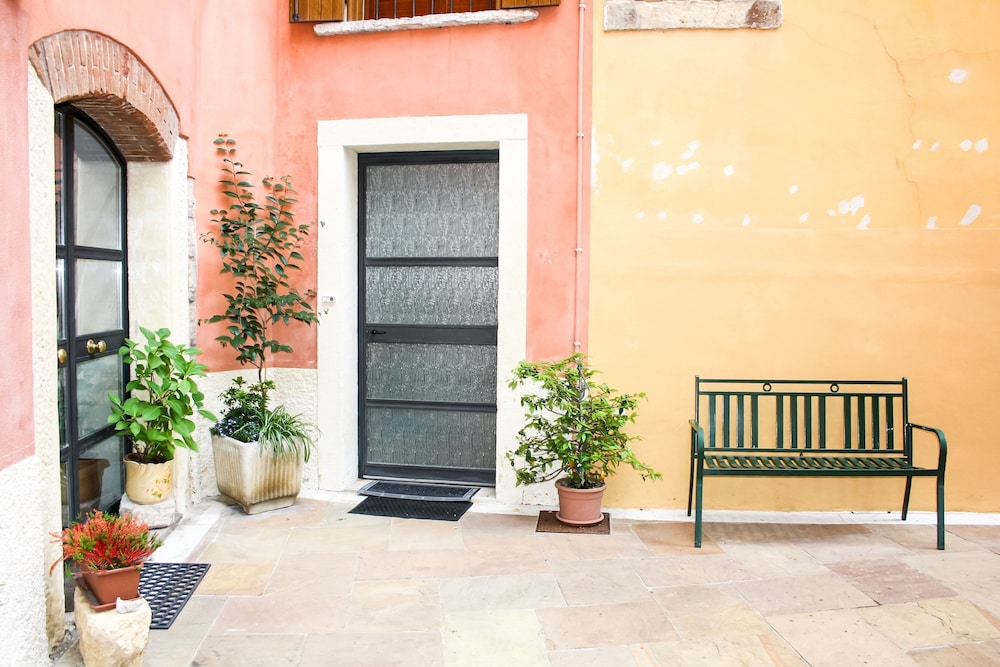 in Verona With 4 Bedrooms and 4 Bathrooms