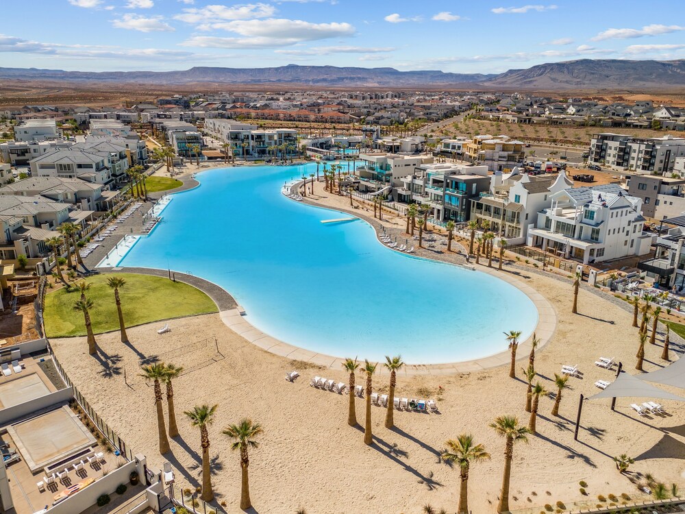 Canyon Country Oasis 6 Bedroom Townhouse